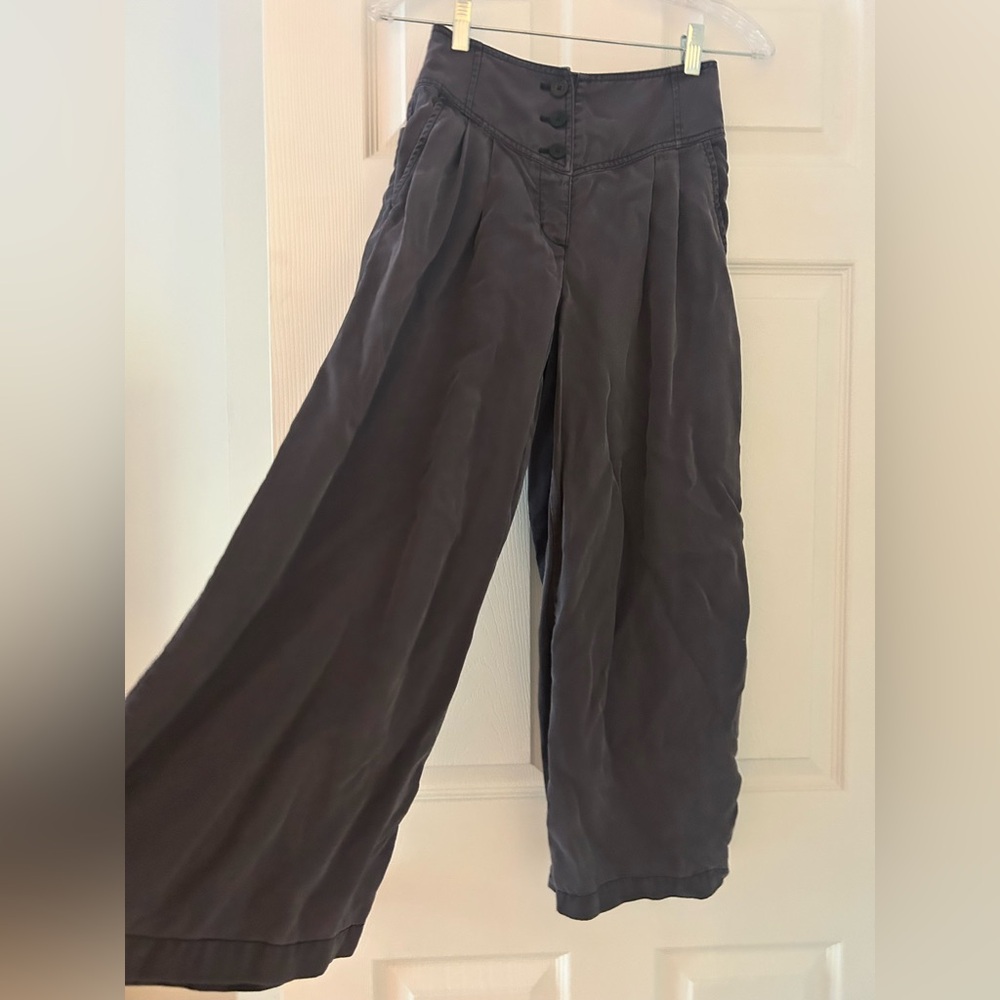 Aritzia / Wilfred Free Flowy High-waisted pants